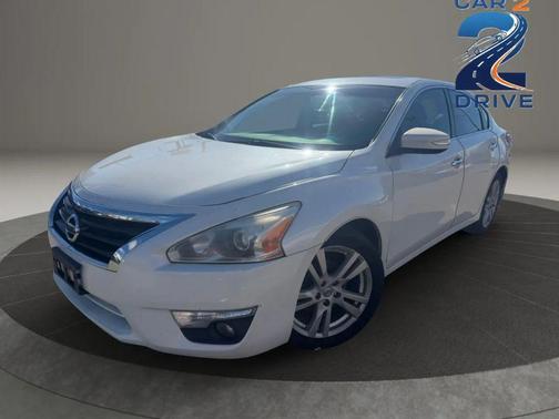 Pearl White 2013 Nissan Altima 3.5 SV