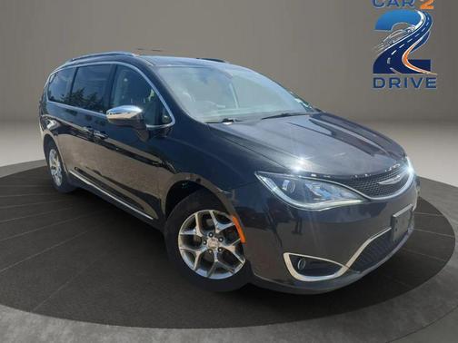 Brilliant Black Crystal Pearlcoat 2018 Chrysler Pacifica Limited