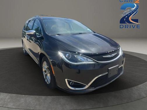 Brilliant Black Crystal Pearlcoat 2018 Chrysler Pacifica Limited