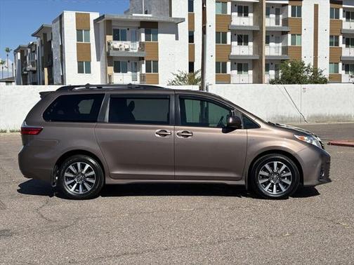 2019 Toyota Sienna LE