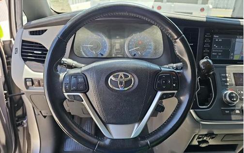 2018 Toyota Sienna XLE