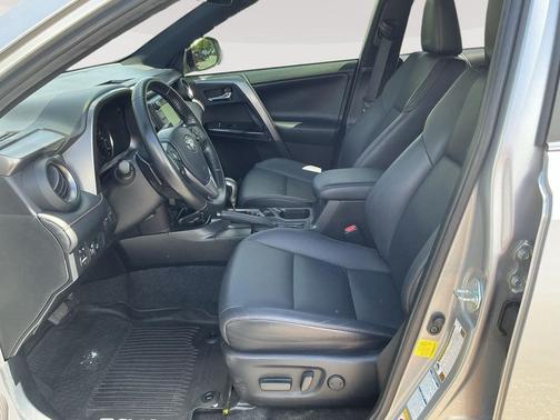 Silver Sky Metallic 2018 Toyota RAV4 SE