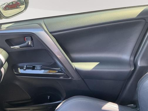 Silver Sky Metallic 2018 Toyota RAV4 SE