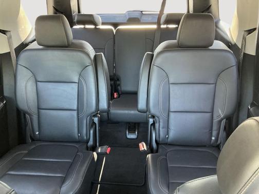 Graphite Metallic 2021 Chevrolet Traverse LT Leather