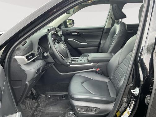 Midnight Black Metallic 2023 Toyota Highlander XLE