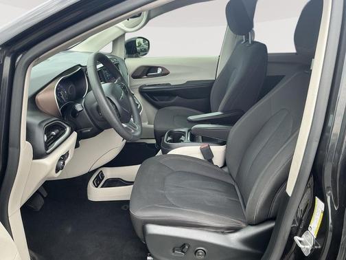 Brilliant Black Crystal Pearlcoat 2018 Chrysler Pacifica Touring Plus