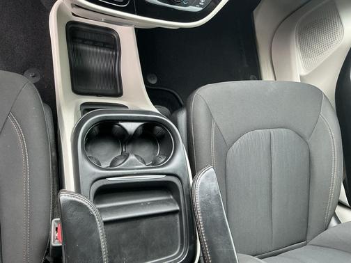 Brilliant Black Crystal Pearlcoat 2018 Chrysler Pacifica Touring Plus