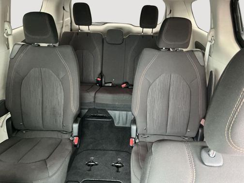 Brilliant Black Crystal Pearlcoat 2018 Chrysler Pacifica Touring Plus
