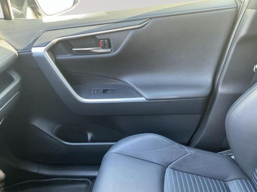 Wind Chill Pearl/Midnight Black Metallic 2023 Toyota RAV4 Hybrid SE