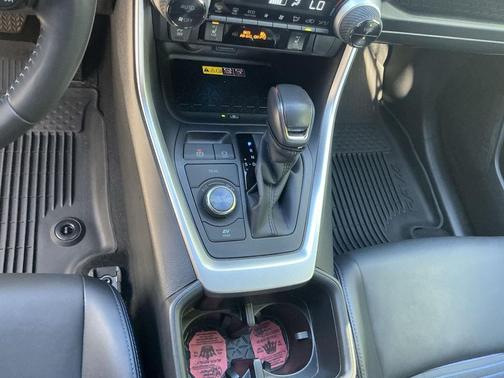 Wind Chill Pearl/Midnight Black Metallic 2023 Toyota RAV4 Hybrid SE