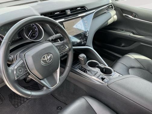 2020 Toyota Camry Hybrid XLE