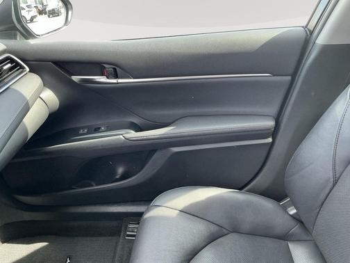 2020 Toyota Camry Hybrid XLE