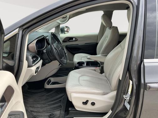 Granite Crystal Metallic Clearcoat 2017 Chrysler Pacifica Touring-L