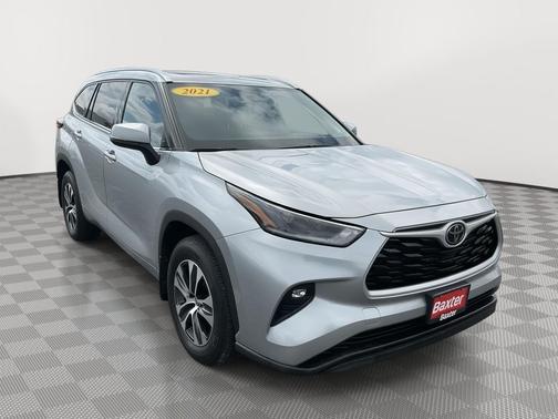 Celestial Silver Metallic 2021 Toyota Highlander XLE