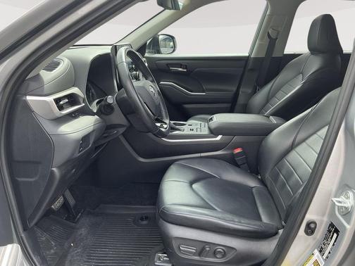 Celestial Silver Metallic 2021 Toyota Highlander XLE