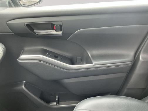 Celestial Silver Metallic 2021 Toyota Highlander XLE
