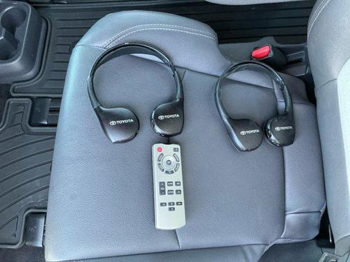 2023 Toyota Sienna XSE 7 Passenger