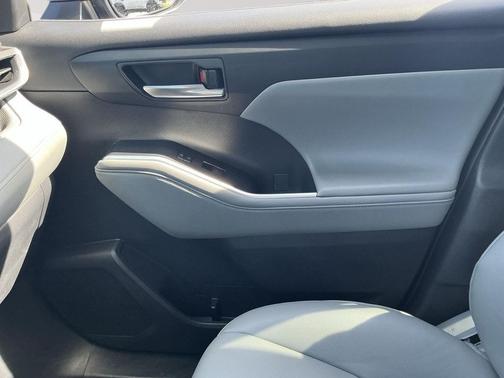 Celestial Silver Metallic 2023 Toyota Highlander XLE