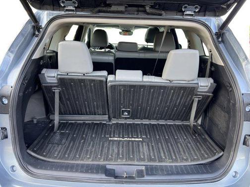 Moon Dust 2022 Toyota Highlander XLE