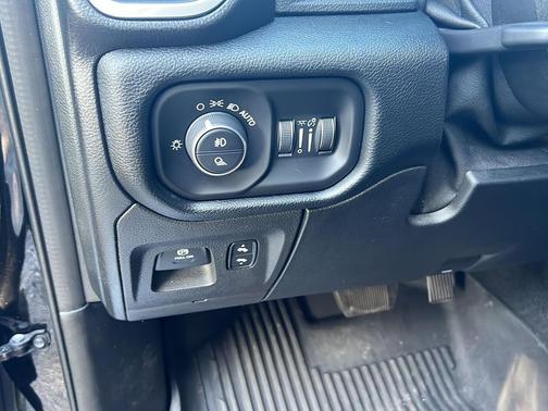 Diamond Black Crystal Pearlcoat 2021 RAM 1500 Laramie