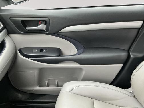 Midnight Black Metallic 2019 Toyota Highlander XLE