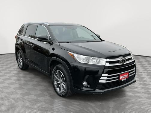 Midnight Black Metallic 2019 Toyota Highlander XLE