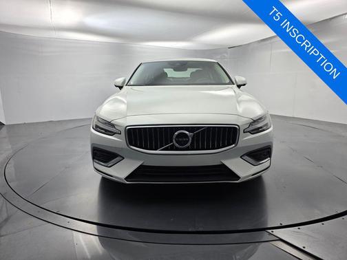 Crystal White Metallic 2021 Volvo S60 T5