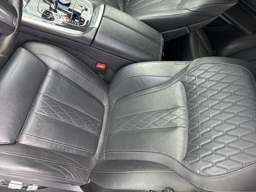 2021 BMW X7 M50i