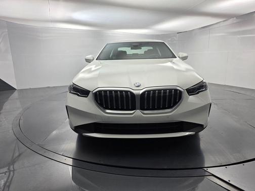 Alpine White 2026 BMW 530 i