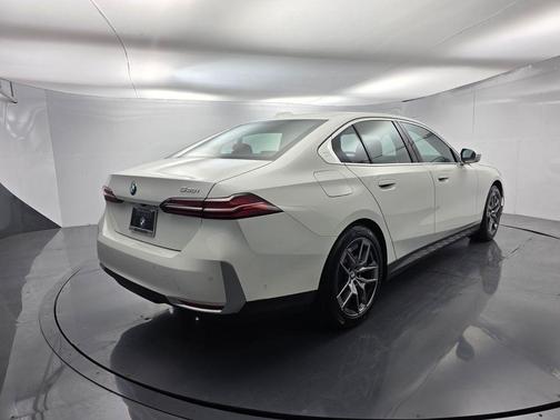 Alpine White 2026 BMW 530 i