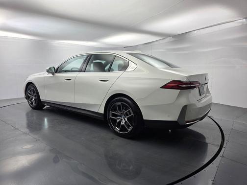 Alpine White 2026 BMW 530 i