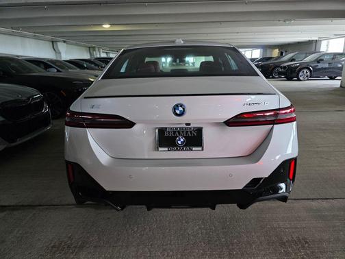 Mineral White Metallic 2026 BMW i5 eDrive40