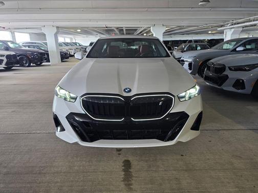 Mineral White Metallic 2026 BMW i5 eDrive40