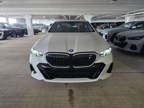Mineral White Metallic 2026 BMW i5 eDrive40