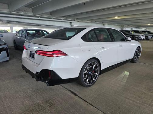 Mineral White Metallic 2026 BMW i5 eDrive40