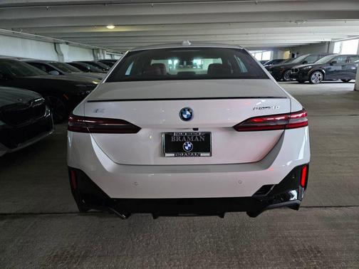 Mineral White Metallic 2026 BMW i5 eDrive40
