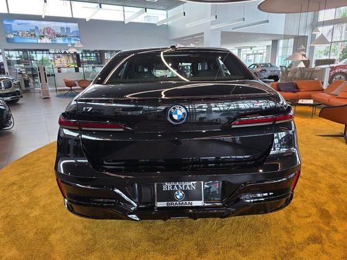 Black Sapphire Metallic 2026 BMW i7 M70