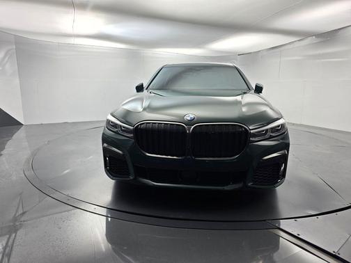 Carbon Black Metallic 2022 BMW 750 i xDrive