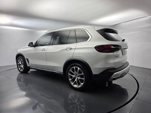 Mineral White Metallic 2024 BMW X5 sDrive40i