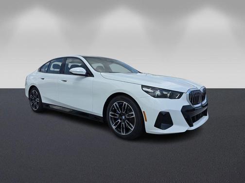 Alpine White 2026 BMW 530 i