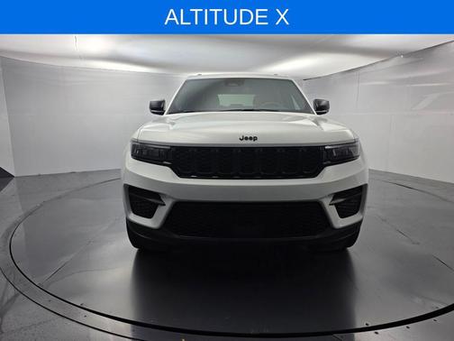Bright White Clearcoat 2023 Jeep Grand Cherokee Altitude
