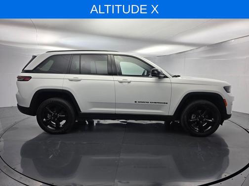 Bright White Clearcoat 2023 Jeep Grand Cherokee Altitude