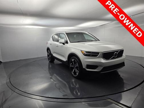 2022 Volvo XC40 T4 Momentum