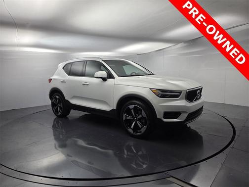 2022 Volvo XC40 T4 Momentum