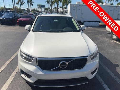 2022 Volvo XC40 T4 Momentum