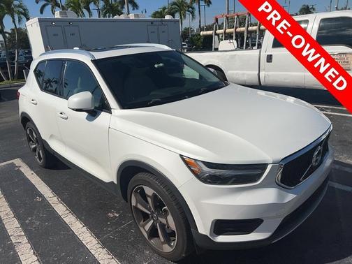 2022 Volvo XC40 T4 Momentum