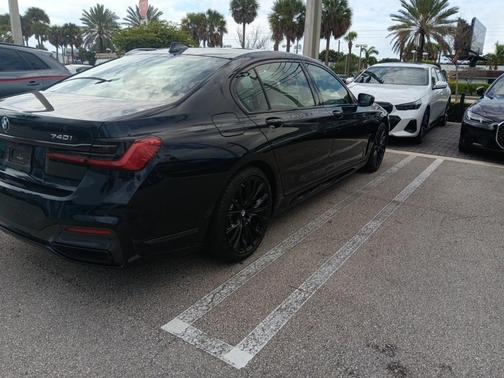 2022 BMW 740 i