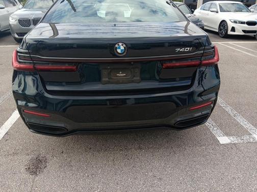 2022 BMW 740 i