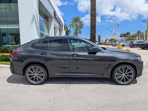 2025 BMW X4 xDrive30i