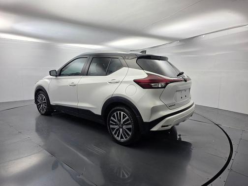 Aspen White / Super Black 2022 Nissan Kicks SV